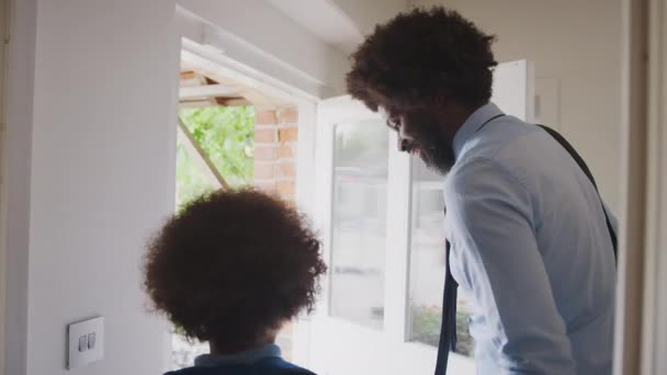 Hombre Negro Mediana Edad Vestido Con Una Camisa Corbata Saliendo — Vídeo de stock