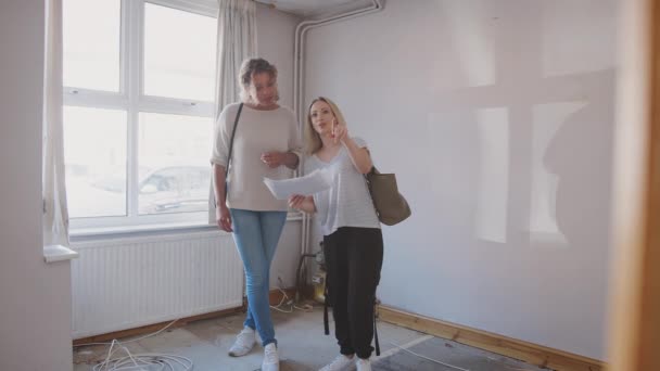 改装された部屋で家屋調査を見て初めて家を購入 つの女性の友人 — ストック動画
