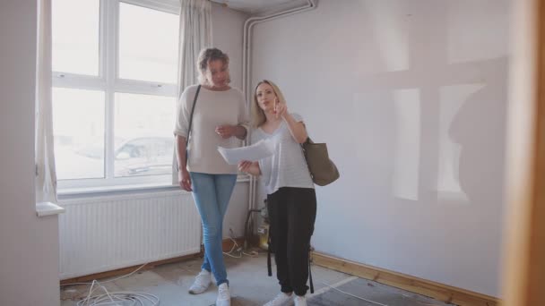 Twee Vriendinnen Kopen Huis Voor Eerste Keer Kijken Naar Huis — Stockvideo