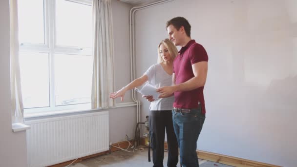 Pareja Comprando Casa Por Primera Vez Mirando Encuesta Casa Habitación — Vídeos de Stock