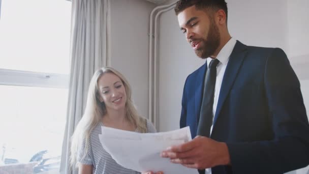 Feminino Primeira Vez Comprador Olhando Para Casa Pesquisa Com Realtor — Vídeo de Stock