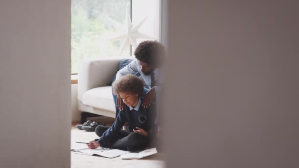 Niño Pre Adolescente Sentado Suelo Casa Haciendo Tarea Con Padre — Vídeo de stock