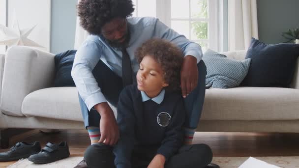 Pohled Předškolní Chlapce Školní Uniformě Který Sedí Podlaze Doma Dělá — Stock video