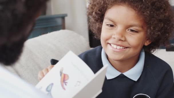 Sobre Visão Ombro Pai Lendo Livro Para Seu Filho Pré — Vídeo de Stock