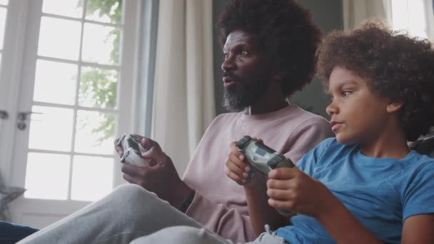 Gelukkige Middelbare Leeftijd Zwarte Vader Zijn Pre Tiener Zoon Zittend — Stockvideo
