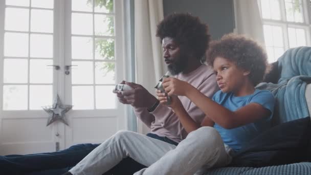 Negro Mediana Edad Padre Pre Adolescente Hijo Sentado Suelo Sala — Vídeos de Stock