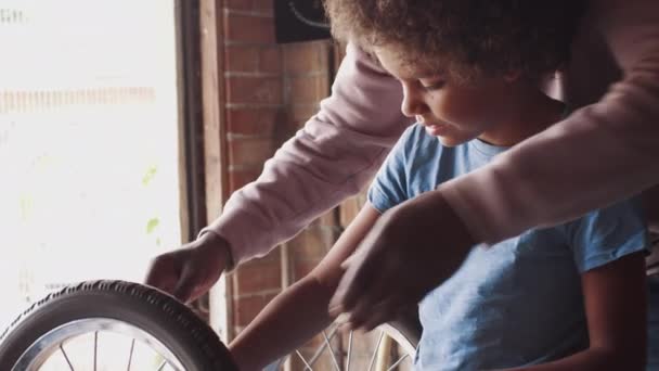 Vader Staande Achter Zijn Pre Tiener Zoon Hem Helpen Gebruik — Stockvideo