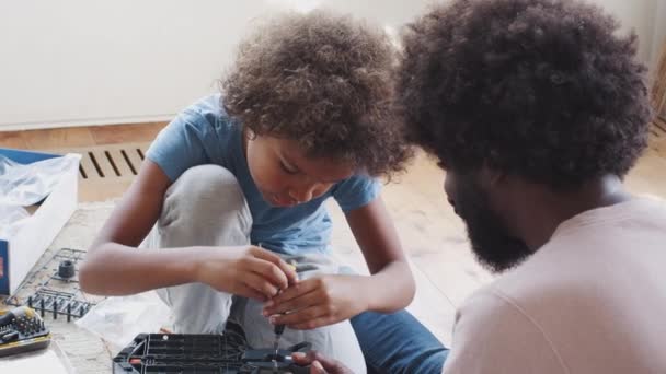 Vista Sobre Hombro Del Niño Preadolescente Sentado Suelo Sala Estar — Vídeo de stock