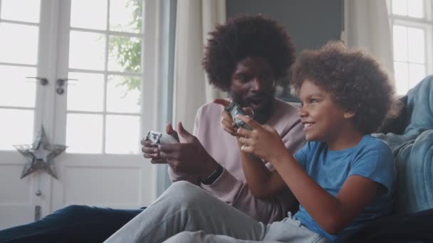 소년과 아버지는 거실에서 바닥에 비디오 게임을 가까이 — 비디오