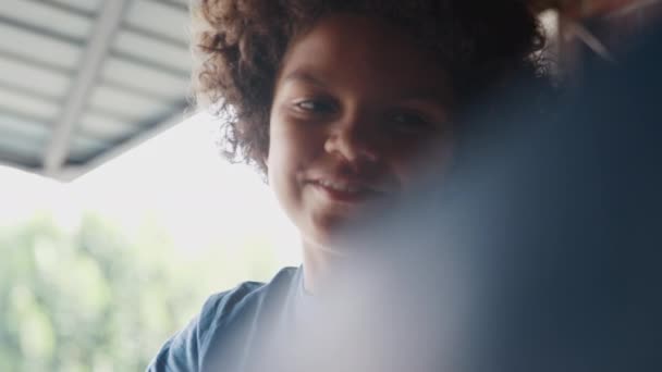 Garajda Onun Kart Üzerinde Çalışır Gibi Konuşan Mutlu Genç Çocuk — Stok video
