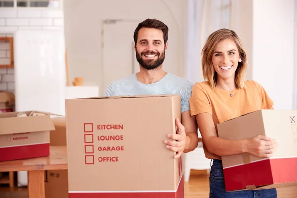 Portrait Smiling Couple Carrying Boxes New Home Moving Day — Stock Photo, Image