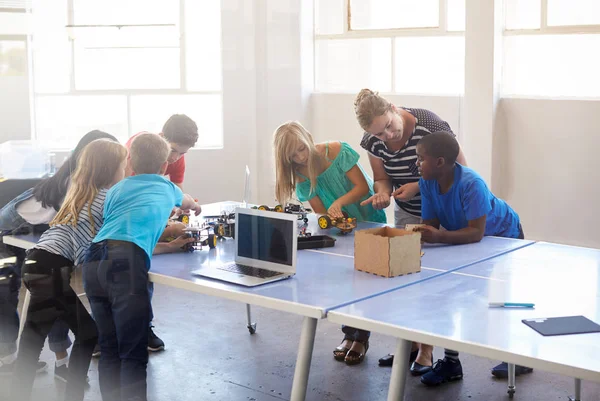 Estudantes Após Escola Codificação Computador Classe Construção Aprender Programar Veículo — Fotografia de Stock