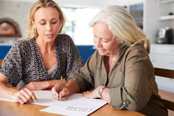 Female Friend Helping Senior Woman Complete Last Testament Home — Stock Photo, Image