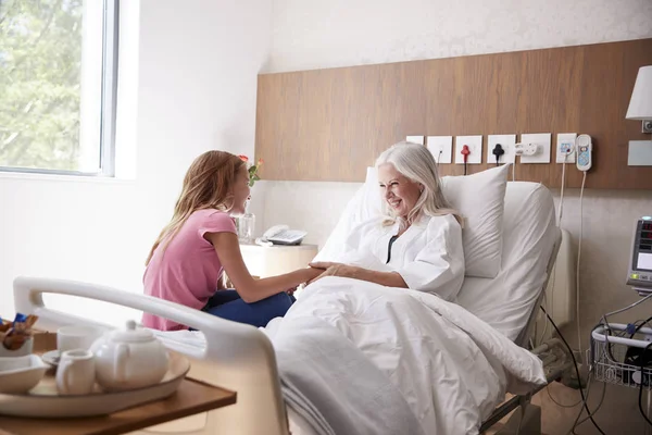 Kleindochter Bezoeken Praten Met Grootmoeder Ziekenhuis Bed — Stockfoto