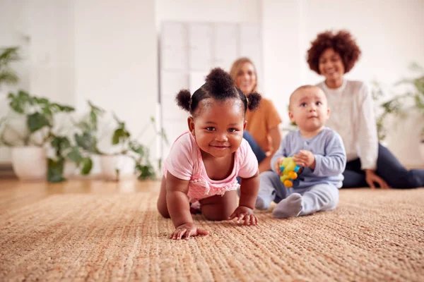 Twee Moeders Vergadering Voor Speel Datum Met Baby Thuis Loft — Stockfoto