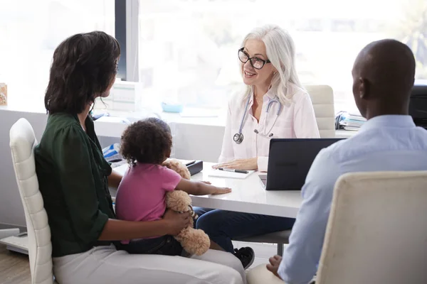 Familia Con Hija Consulta Con Médico Consultorio —  Fotos de Stock