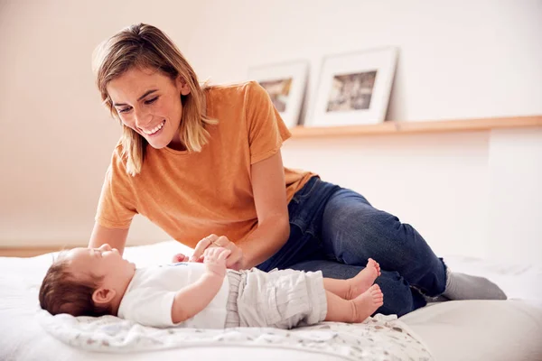 Kärleksfull Mamma Med Nyfödda Barn Som Ligger Sängen Hemma Loft — Stockfoto