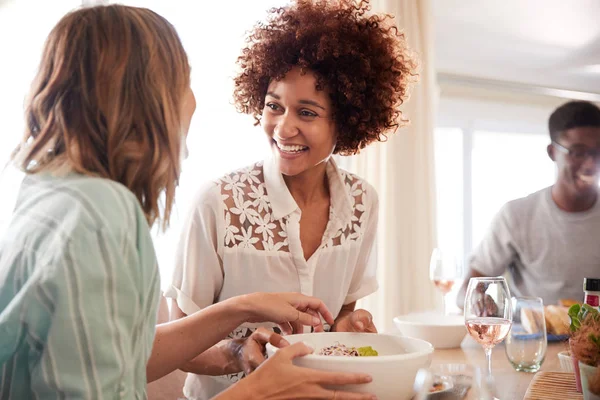 Deux Copines Millénaires Parlant Table Pendant Déjeuner Avec Des Amis — Photo