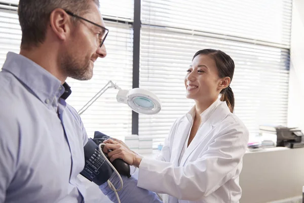 Paziente Maschio Che Pressione Sanguigna Presa Dal Medico Femminile Ufficio — Foto Stock