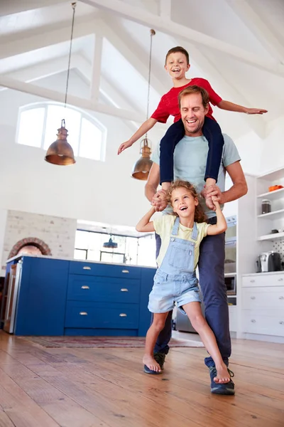 Dotter Spelar Spel Går Pappor Fötter Med Son Axlarna Hemma — Stockfoto