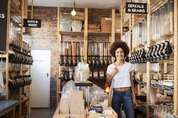 Portrait Femme Achetant Des Marchandises Sèches Dans Une Épicerie Libre — Photo