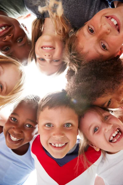 Gruppo Bambini Multiculturali Con Gli Amici Che Guardano Giù Nella — Foto Stock