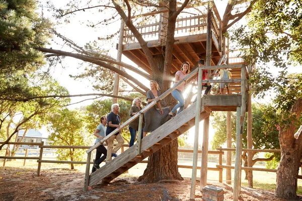 Plataforma Madera Aire Libre Escalada Familia Multi Generación Casa Del — Foto de Stock