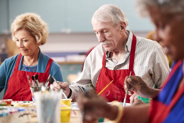 Hombre Jubilado Que Asiste Clases Arte Centro Comunitario —  Fotos de Stock