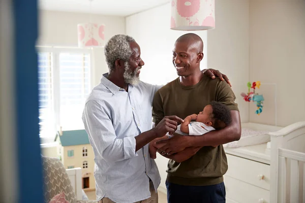 Stolt Farfar Med Adult Son Cuddling Baby Barnbarn Plantskola Hemma — Stockfoto