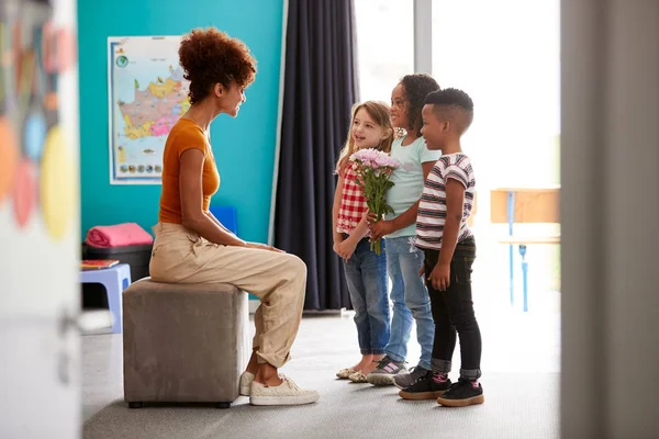 Group Elementary School Pupils Giving Female Teacher Thank You Gift — Stock Photo, Image