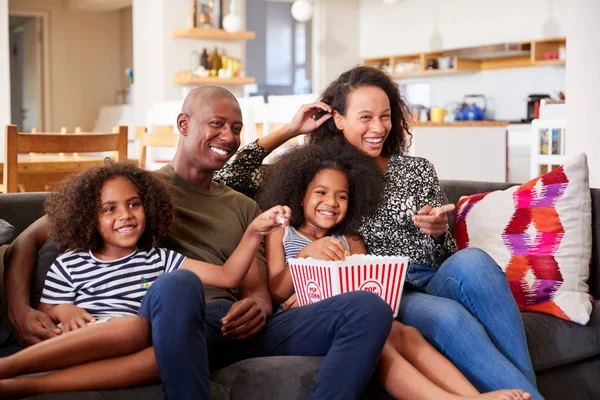 Familia Sentada Sofá Casa Comiendo Palomitas Maíz Viendo Películas Juntos —  Fotos de Stock