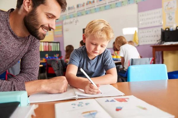 Grundschullehrerin Gibt Männlichen Schülern Eins Eins Unterstützung Unterricht — Stockfoto