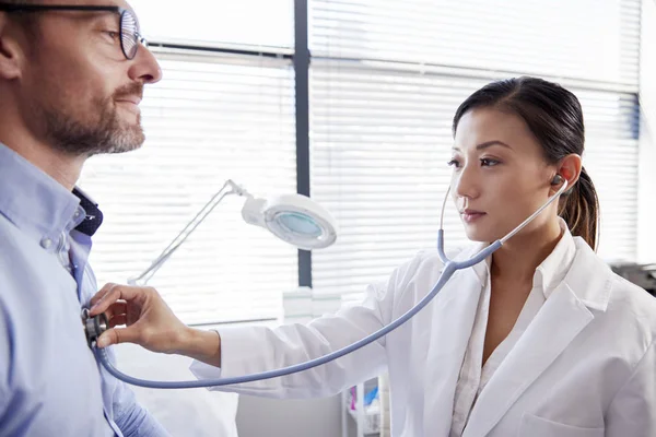 Maturo Maschio Paziente Avendo Medico Esame Con Donna Medico Ufficio — Foto Stock