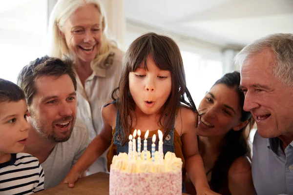 Niña Celebrando Cumpleaños Con Familia Soplando Las Velas Pastel — Foto de Stock