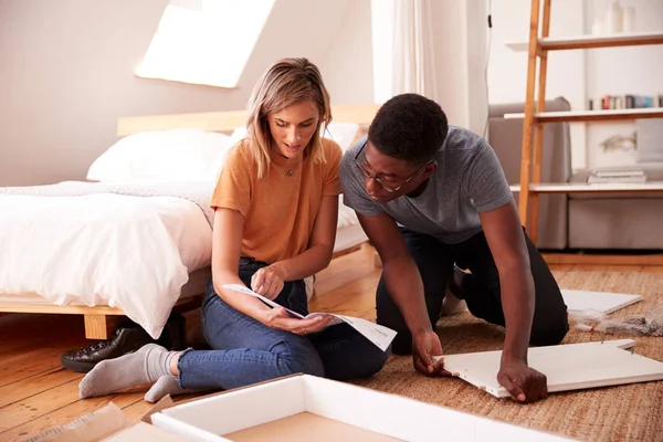 Casal Nova Casa Colocando Juntos Móveis Auto Montagem — Fotografia de Stock