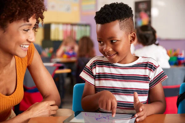 Profesor Escuela Primaria Alumno Masculino Dibujando Usando Tableta Digital Aula — Foto de Stock