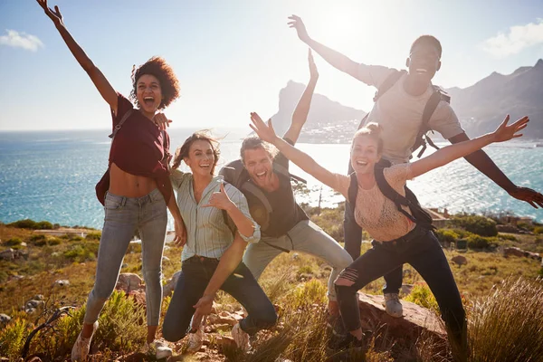Millennial Amigos Viaje Senderismo Llegar Cumbre Divertirse Posando Para Las —  Fotos de Stock