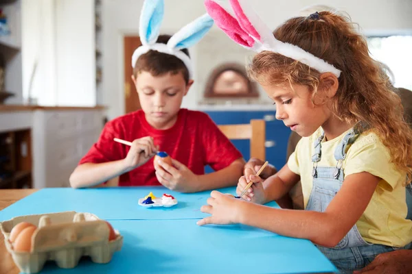 Bambini Che Indossano Orecchie Coniglio Decorare Uova Pasqua Casa Insieme — Foto Stock