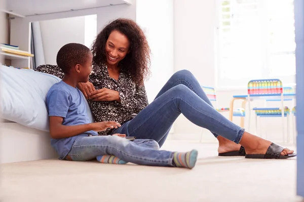 Mutter Mit Sohn Sitzt Mit Digitalem Tablet Kinderzimmer Auf Dem — Stockfoto
