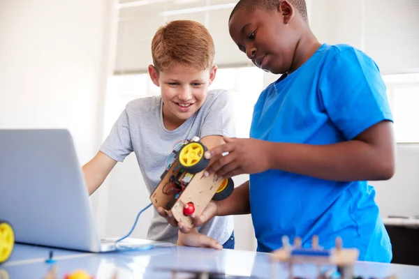 Zwei Männliche Studenten Bauen Und Programmieren Roboterfahrzeug Computercodierungskurs Nach Der — Stockfoto