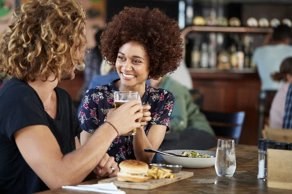 Casal Reunião Data Para Bebidas Comida Fazendo Brinde Restaurante — Fotografia de Stock