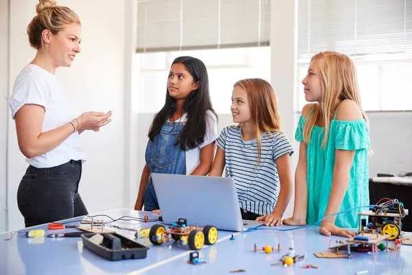 Drei Studentinnen Mit Lehrer Bauen Roboterfahrzeug Computercodierungskurs Nach Der Schule — Stockfoto
