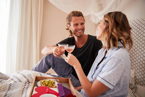 Millennial Casal Branco Comemorando Fazendo Brinde Com Champanhe Cama Close — Fotografia de Stock