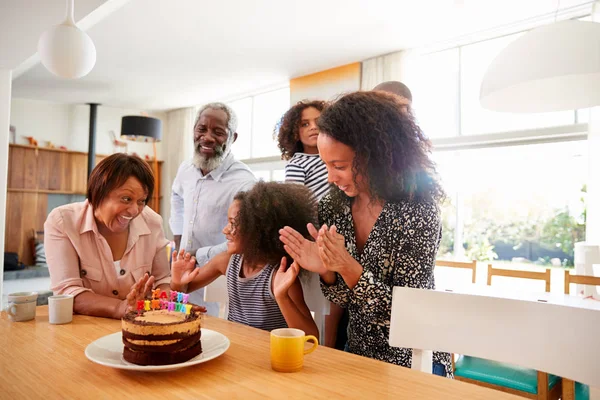 Família Multi Geração Que Celebra Aniversário Neta Casa Com Bolo — Fotografia de Stock