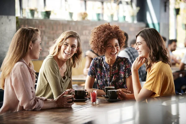 Quatre Jeunes Amies Réunissent Table Dans Café Parlent — Photo