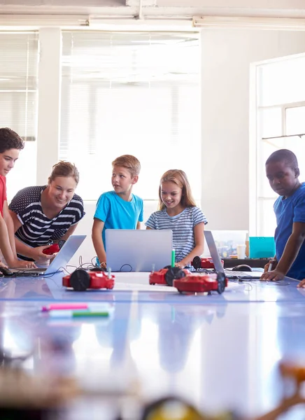 Gruppe Von Schülern Der Computercodierungsklasse Nach Der Schule Lernt Roboterfahrzeug — Stockfoto