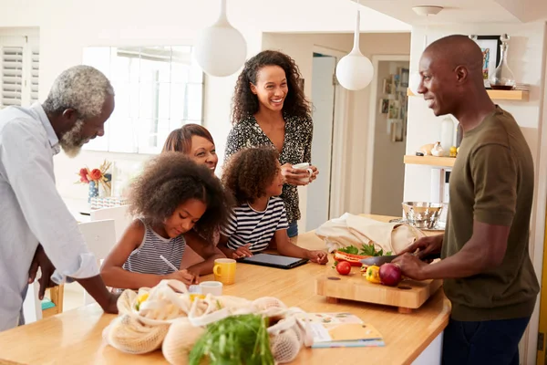 Abuelos Sentados Mesa Con Sus Nietos Jugando Como Familia Preparando —  Fotos de Stock