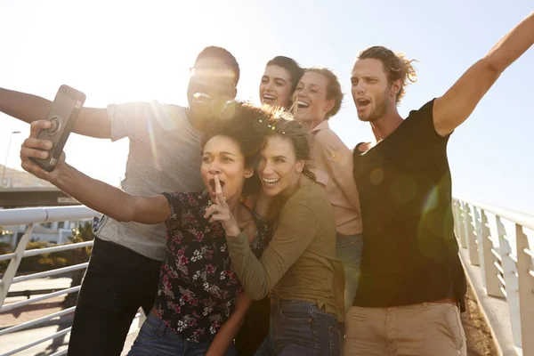 Uśmiechnięty Młody Przyjaciele Stwarzające Dla Selfie Zewnątrz Footbridge Razem — Zdjęcie stockowe