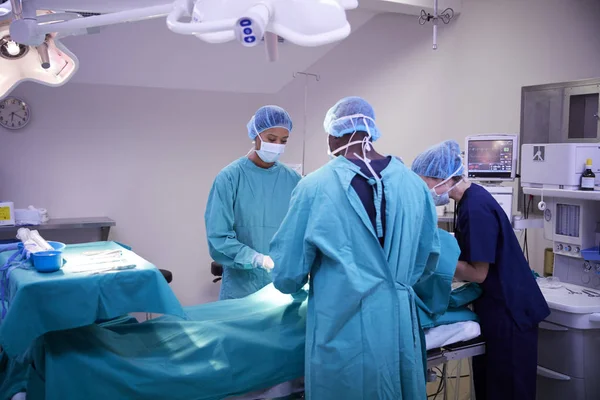 Equipo Quirúrgico Trabajando Paciente Quirófano Del Hospital — Foto de Stock