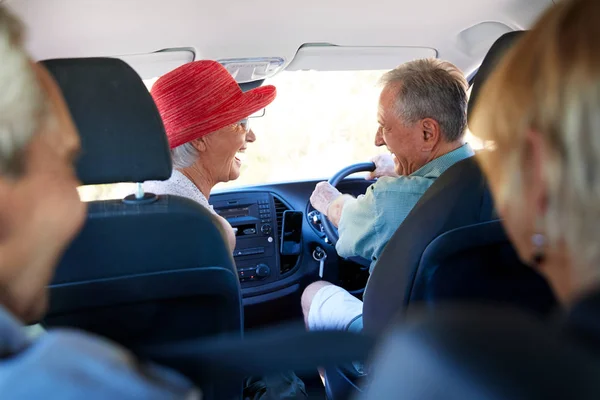 Grupo Amigos Mayores Sentados Coche Que Conduce Las Vacaciones — Foto de Stock